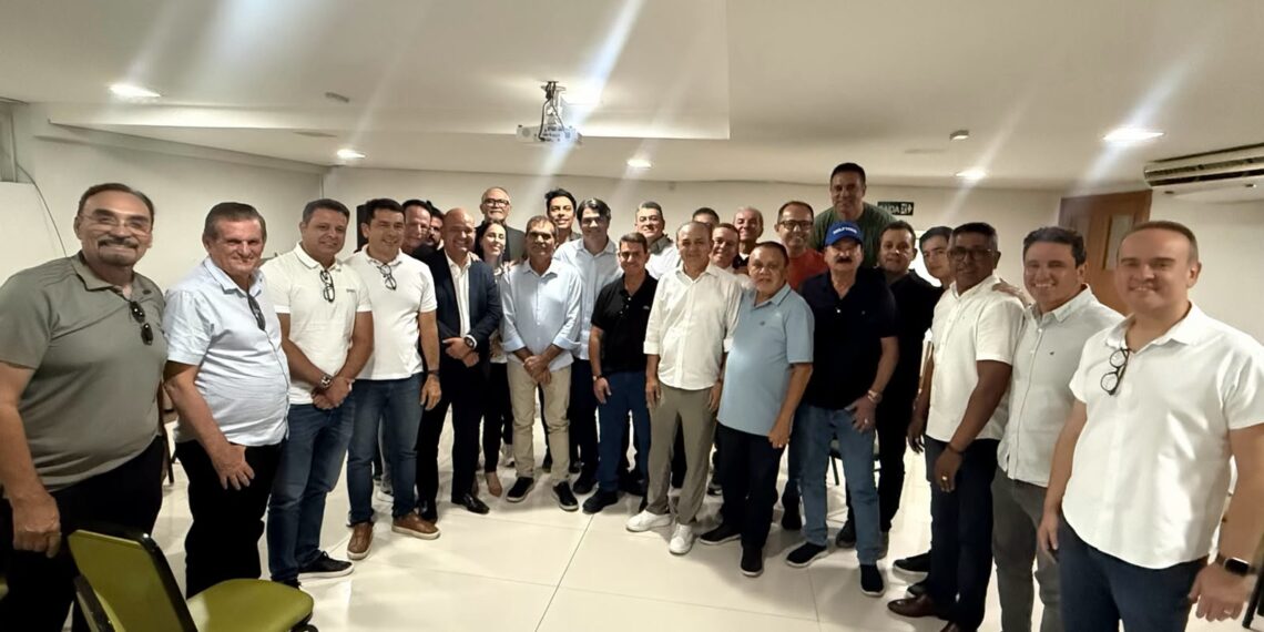 Leo Bezerra reúne bancada de vereadores após eleição e discute força política do grupo em João Pessoa