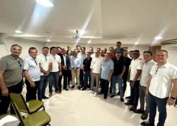 Leo Bezerra reúne bancada de vereadores após eleição e discute força política do grupo em João Pessoa
