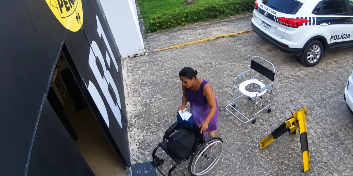 Lucas inaugura ginásio em Patos e vistoria instalação de equipamentos médicos
