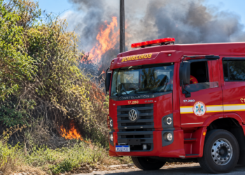 Incêndio atinge mata nas proximidades do Hospital Metropolitano, em Santa Rita