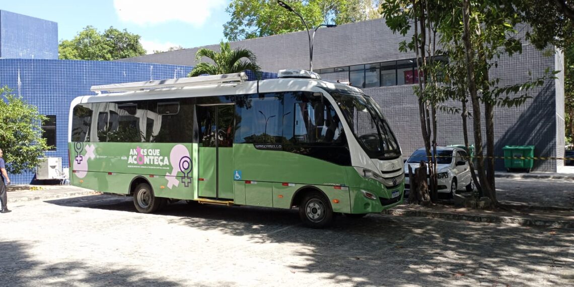 Defensoria Pública reúne atendimento jurídico e orientação às mulheres em ação na UFPB