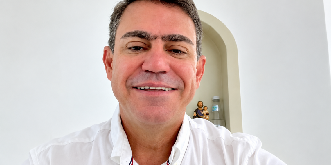 Dinho diz que decisão do TSE fortalece candidatura e convoca militância