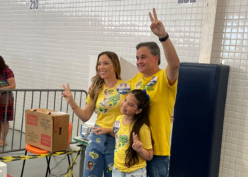Efraim vota em João Pessoa ao lado de Queiroga e diz acreditar em segundo turno