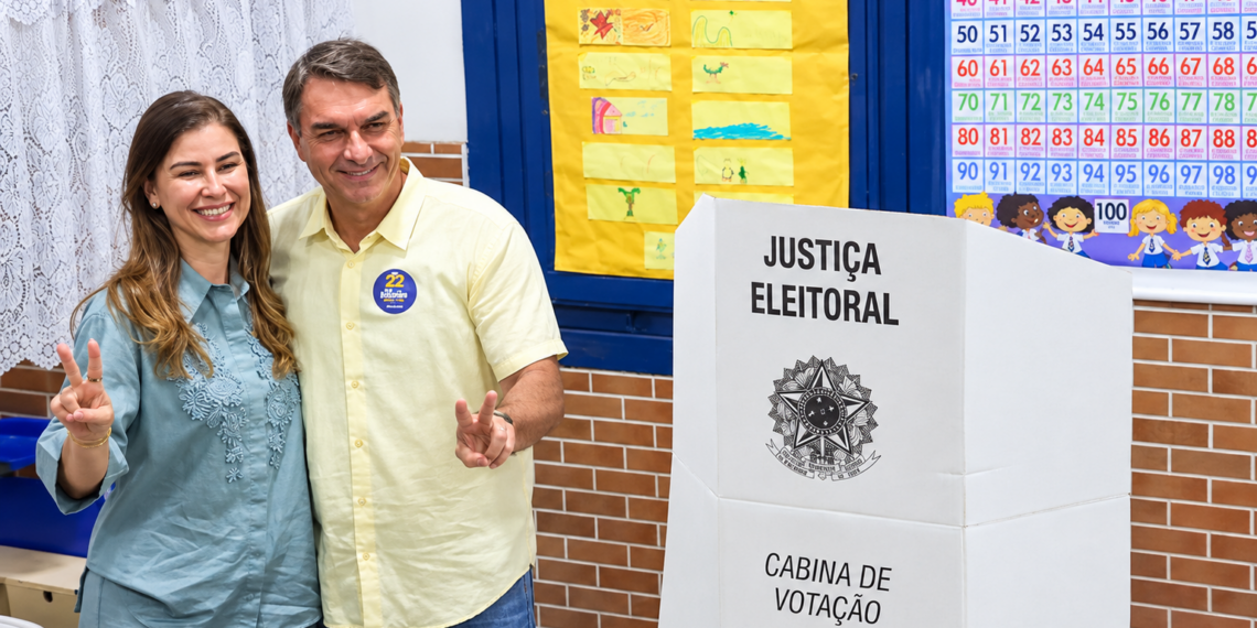 Flávio Bolsonaro vota no Rio de Janeiro acompanhado da esposa e de governador eleito do RJ