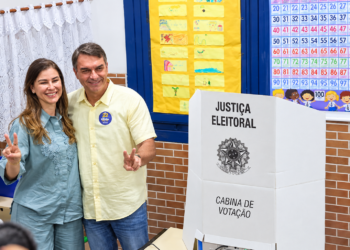 Flávio Bolsonaro vota no Rio de Janeiro acompanhado da esposa e de governador eleito do RJ