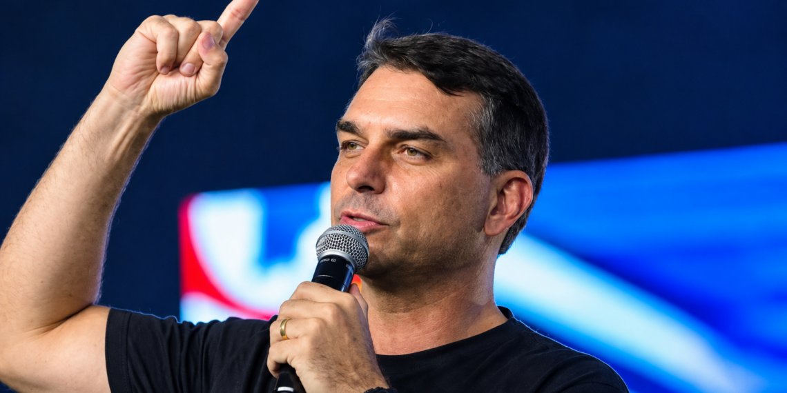 Flávio Bolsonaro publica carta dos EUA e se declara “presidente eleito” do Brasil