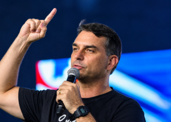 Flávio Bolsonaro publica carta dos EUA e se declara “presidente eleito” do Brasil