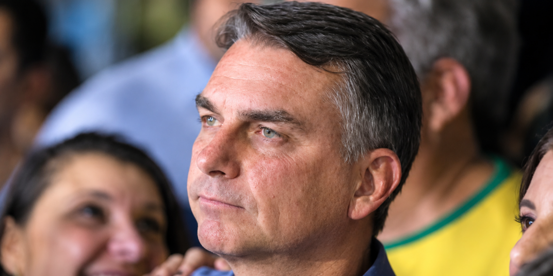 Flávio Bolsonaro foge e chega aos EUA; governo Trump sinaliza com asilo