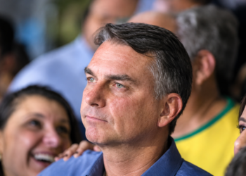 Flávio Bolsonaro foge e chega aos EUA; governo Trump sinaliza com asilo