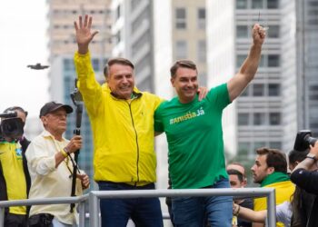 Flávio diz que Bolsonaro lhe entregará faixa presidencial se vencer a eleição