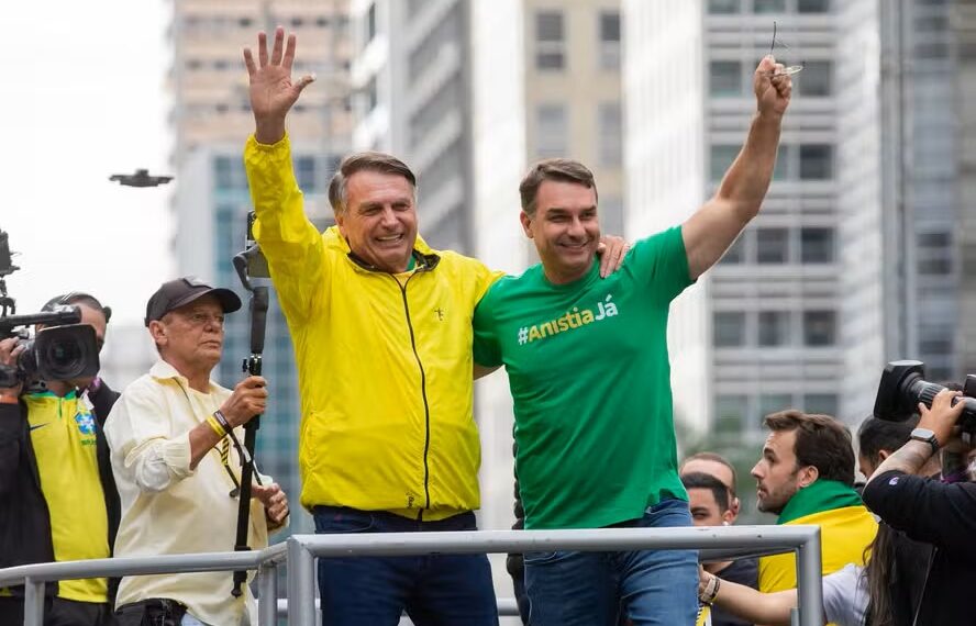 Flávio diz que Bolsonaro lhe entregará faixa presidencial se vencer a eleição