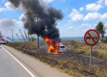 Incêndio às margens da PB-034 provoca colisões e destruição de veículos em Alhandra