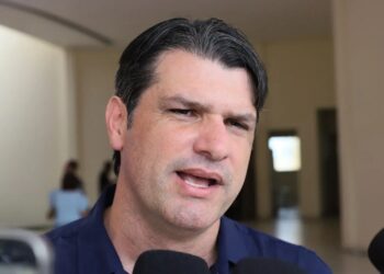 “Não pode misturar política com gestão”: Leo rebate cobrança de Lucas por apoio a Lula no 2º turno