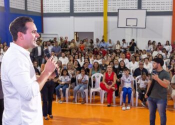 Lucas inaugura ginásio em Patos e vistoria instalação de equipamentos médicos
