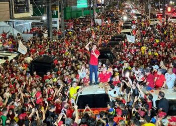 “Essa vitória é de vocês”, diz Lucas durante comemoração à vitória de Lula na Epitácio Pessoa