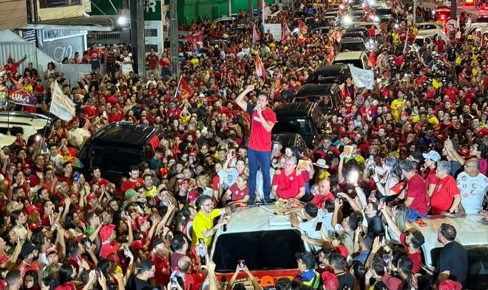 “Essa vitória é de vocês”, diz Lucas durante comemoração à vitória de Lula na Epitácio Pessoa