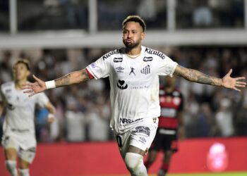Flamengo larga na frente, mas Santos arranca empate com dois gols de Neymar