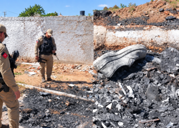 Casa onde bebê de 23 dias foi morto a facadas é invadida e objetos são queimados em Patos