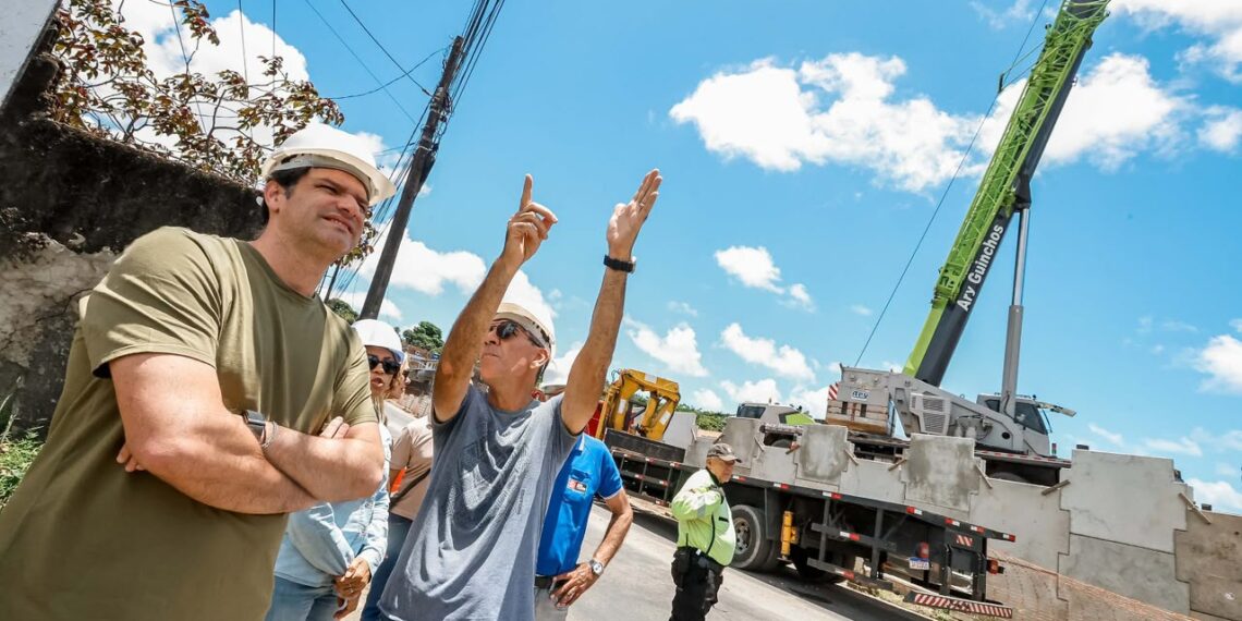 Leo Bezerra acompanha içamento de vigas da ponte sobre o Rio Cuiá que ligará Mangabeira e Valentina