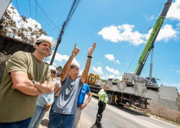 Leo Bezerra acompanha içamento de vigas da ponte sobre o Rio Cuiá que ligará Mangabeira e Valentina