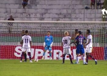 Peixe reage no fim, segura o Bahia e evita derrota na Vila Belmiro; Neymar foi expulso após discussão com Rodrigo Nestor