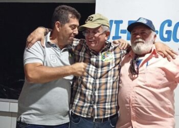 Secretário de Turismo da Paraíba ignora alinhamento do governo e aparece com adesivo de Flávio Bolsonaro