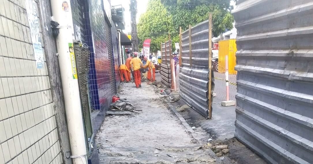 Seinfra renova estrutura de telhado e de calçadas do Centro Comercial de Passagem após incêndio