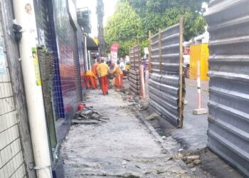 Seinfra renova estrutura de telhado e de calçadas do Centro Comercial de Passagem após incêndio