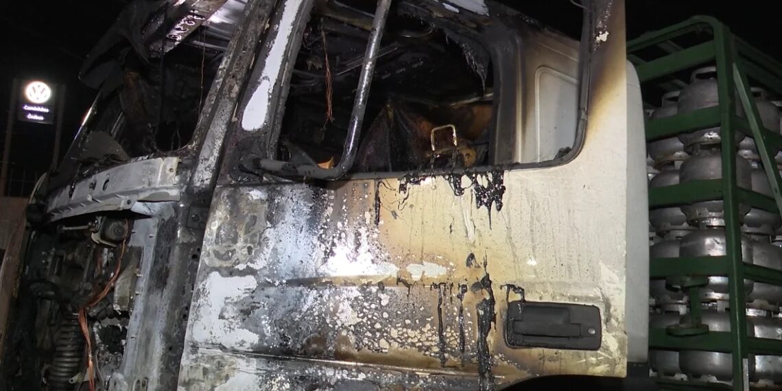 Incêndio atinge cabine de carreta carregada com botijões de gás em João Pessoa