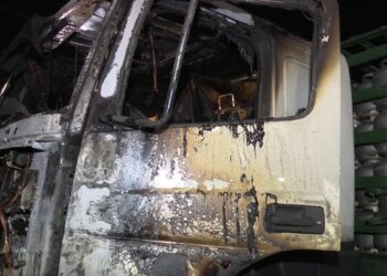 Incêndio atinge cabine de carreta carregada com botijões de gás em João Pessoa
