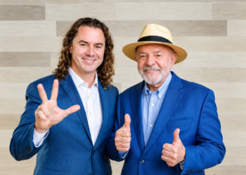 Veneziano embarca para Brasília após reeleição e participa de reunião convocada pelo presidente Lula
