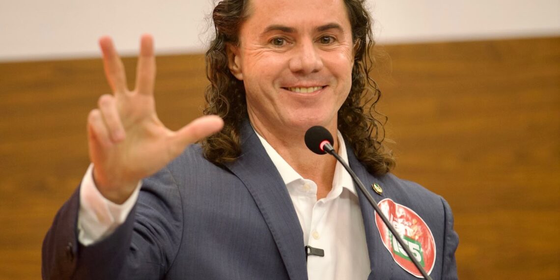 Veneziano ganha mais 4 direitos de reposta em cadeia de rádio e TV, que serão veiculados mesmo com o término do guia
