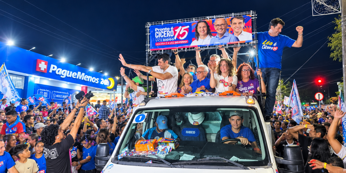 Cícero e Vené descem a Avenida Epitácio Pessoa em ato político na reta final das eleições