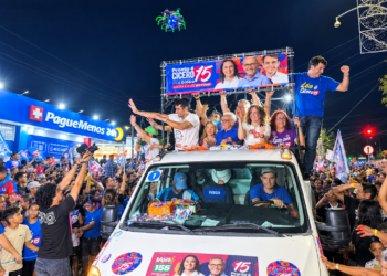 Cícero e Vené descem a Avenida Epitácio Pessoa em ato político na reta final das eleições