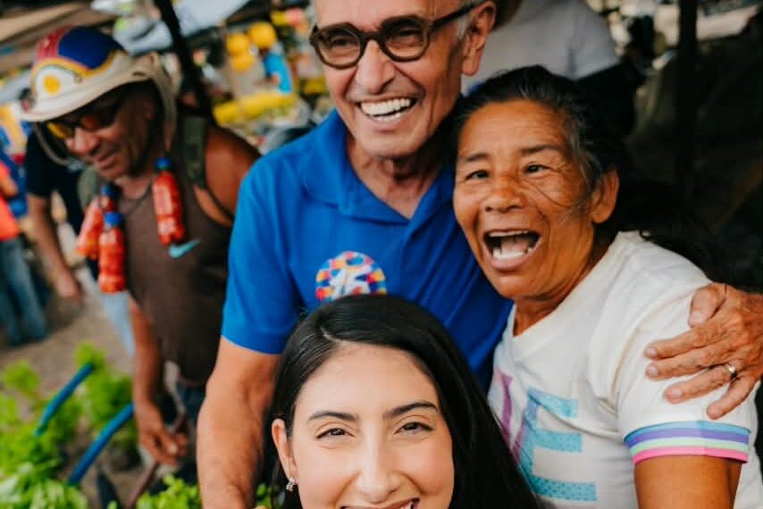 Cícero inicia último dia do primeiro turno com recepção calorosa em Pedras de Fogo ao lado da vice-prefeita Manuella