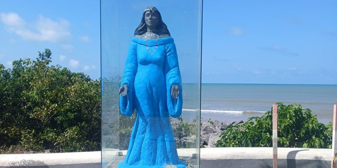 Prefeitura de João Pessoa substitui vidro de proteção da estátua de Iemanjá, no Cabo Branco