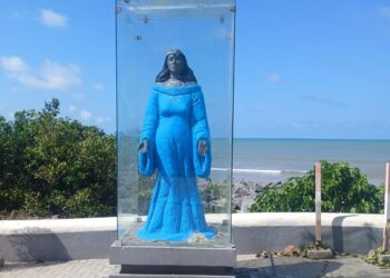 Prefeitura de João Pessoa substitui vidro de proteção da estátua de Iemanjá, no Cabo Branco