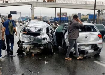 Motorista de ônibus morre ao volante e arrasta 22 veículos