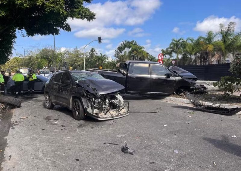 Acidente entre dois carros na Avenida Beira Rio deixa mulher ferida