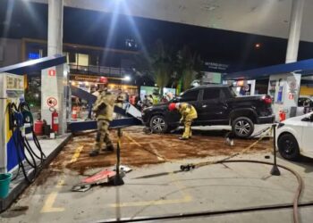 Motorista perde controle de carro, colide com bomba de combustível e atinge três veículos no Litoral Norte da PB