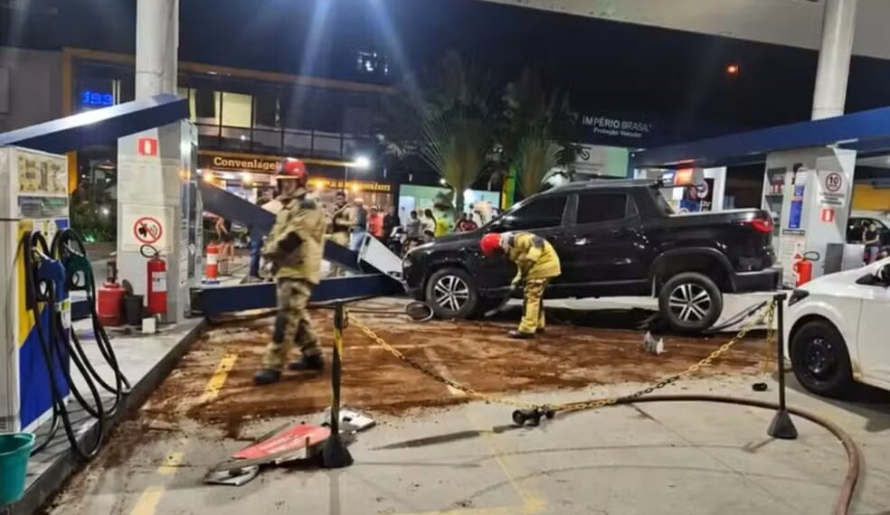Motorista perde controle de carro, colide com bomba de combustível e atinge três veículos no Litoral Norte da PB