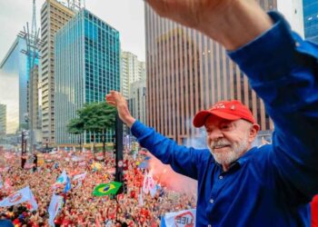 Lula é reeleito presidente pela quarta vez em feito inédito no país
