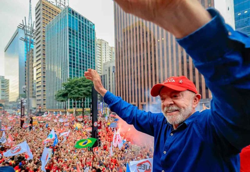 Lula é reeleito presidente pela quarta vez em feito inédito no país