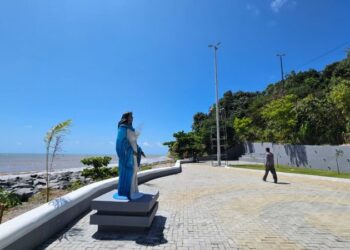 Suspeitos de atingirem estátua de Iemanjá com pedras são presos e liberados