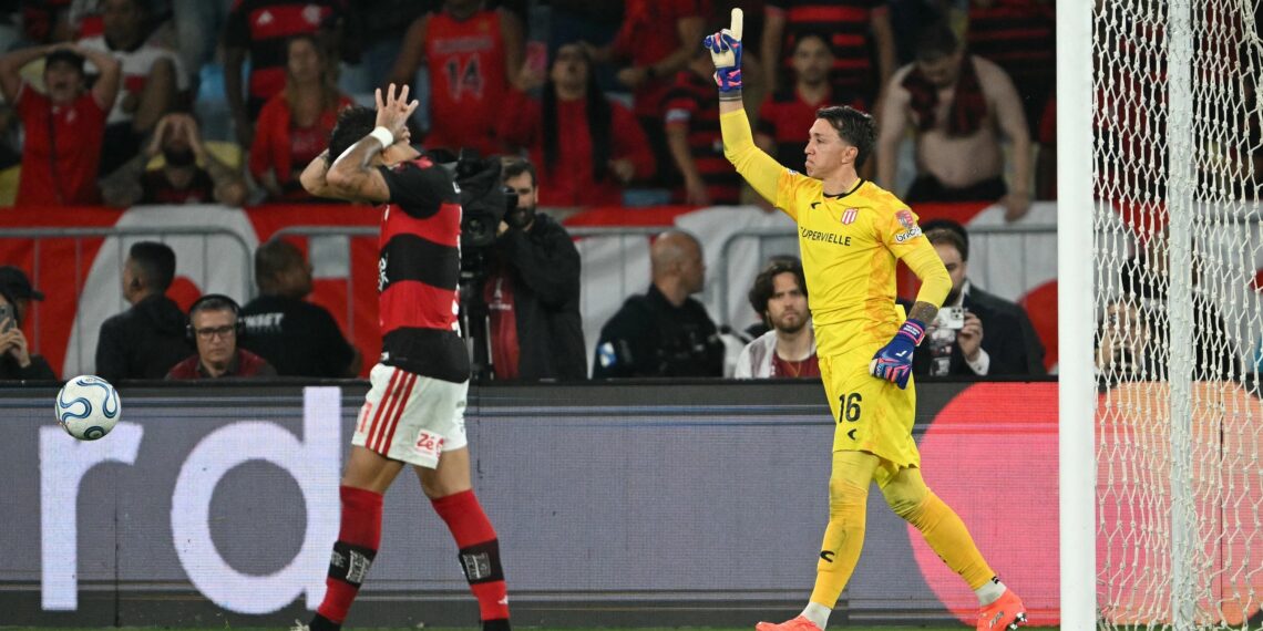 Flamengo perde nos pênaltis para o Estudiantes, é eliminado da Libertadores e frustra torcida no Maracanã