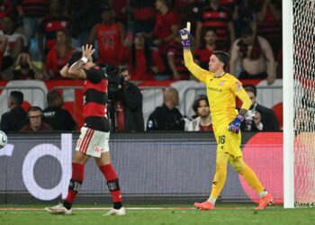 Flamengo perde nos pênaltis para o Estudiantes, é eliminado da Libertadores e frustra torcida no Maracanã