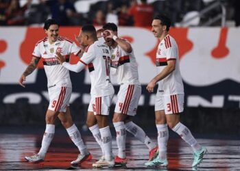 Flamengo goleia o Vasco e abre 3 pontos do Palmeiras na liderança do Brasileirão