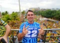 Flávio Bolsonaro reúne apoiadores em ato na Barra da Tijuca, no Rio