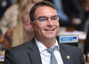 Durante ato em Goiás, Flávio Bolsonaro promete usar maioria no Congresso para mudar Constituição, mas não detalha alterações