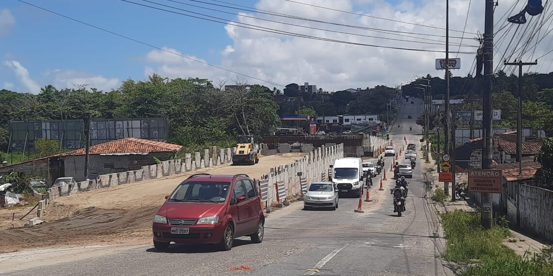 Semob-JP bloqueia trânsito na ladeira Mangabeira/Valentina para içamento de vigas da ponte sobre o Rio Cuiá